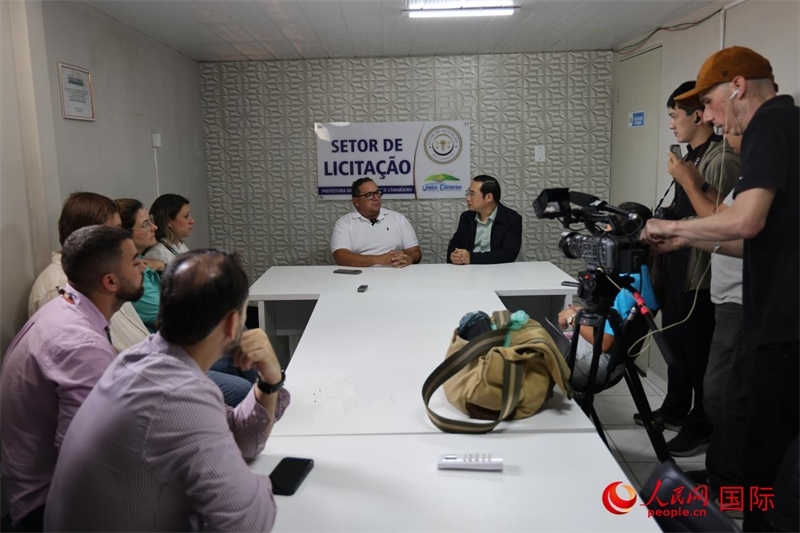 巴西東北部北里奧格蘭德州若昂卡馬拉市市長馬諾埃爾·貝爾納接受聯(lián)合采訪團采訪。 人民網(wǎng)記者 時元皓攝