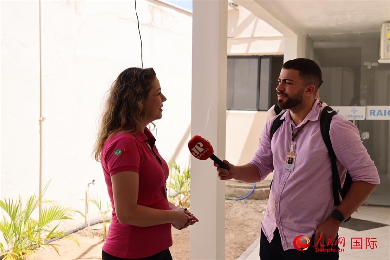 國網(wǎng)巴電文化中心負責人達尼埃拉·帕戈托接受參加聯(lián)合采訪團的巴西記者采訪。 人民網(wǎng)記者 時元皓攝