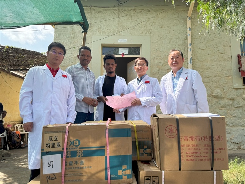 中國(guó)醫(yī)療隊(duì)向科倫醫(yī)院捐贈(zèng)藥品和醫(yī)療物資。中國(guó)第17批援厄立特里亞醫(yī)療隊(duì)供圖