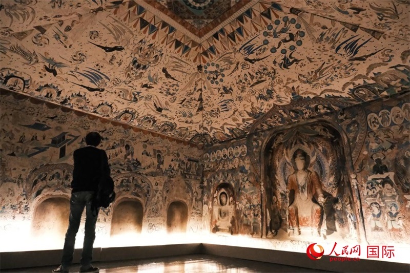 觀眾仿佛置身于數(shù)字復(fù)原的敦煌第285窟。人民網(wǎng)記者 尚凱元攝 