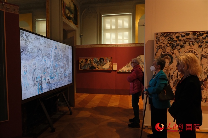 觀眾在展臺(tái)觀看錄像講解。人民網(wǎng)記者 尚凱元攝