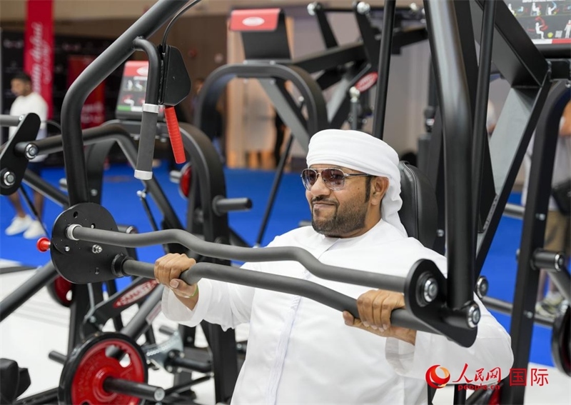 一名觀眾在體驗(yàn)健身器材。人民網(wǎng)中東中心分社塔里克·易卜拉欣攝