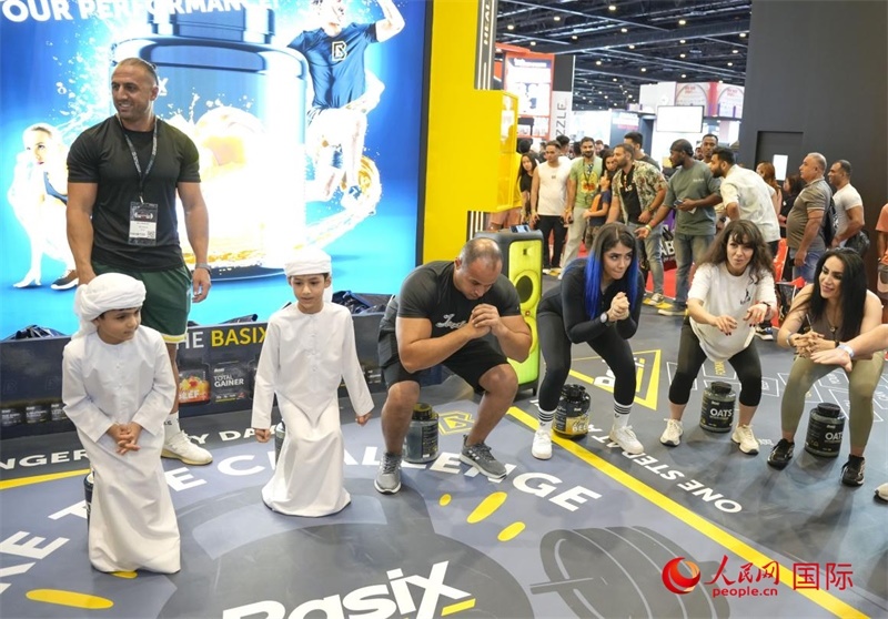 觀眾參加“蹲馬步”比賽。人民網(wǎng)中東中心分社塔里克·易卜拉欣攝