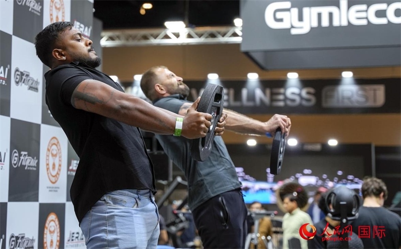 觀眾參加舉重物比賽。人民網(wǎng)中東中心分社塔里克·易卜拉欣攝