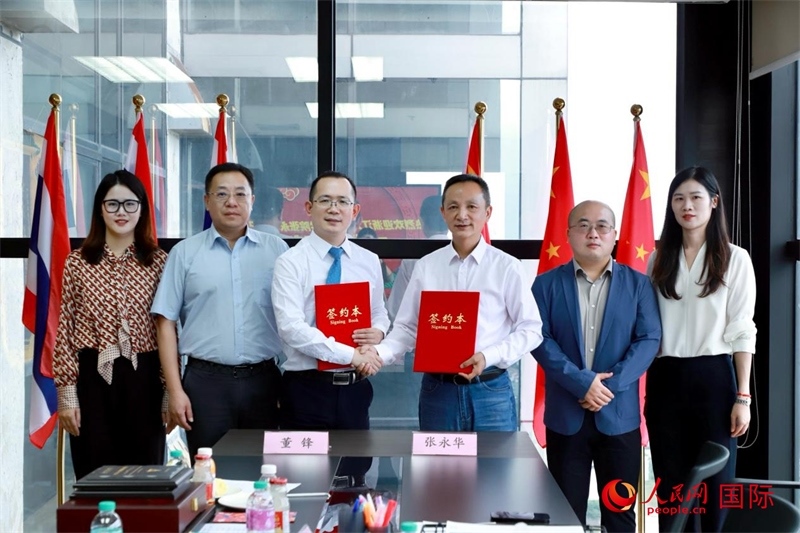 會(huì)談現(xiàn)場(chǎng)。左三為泰中僑商聯(lián)合會(huì)副主席董峰；右三為浙江大學(xué)光華法學(xué)院黨委書(shū)記張永華。人民網(wǎng)記者 簡(jiǎn)承淵攝