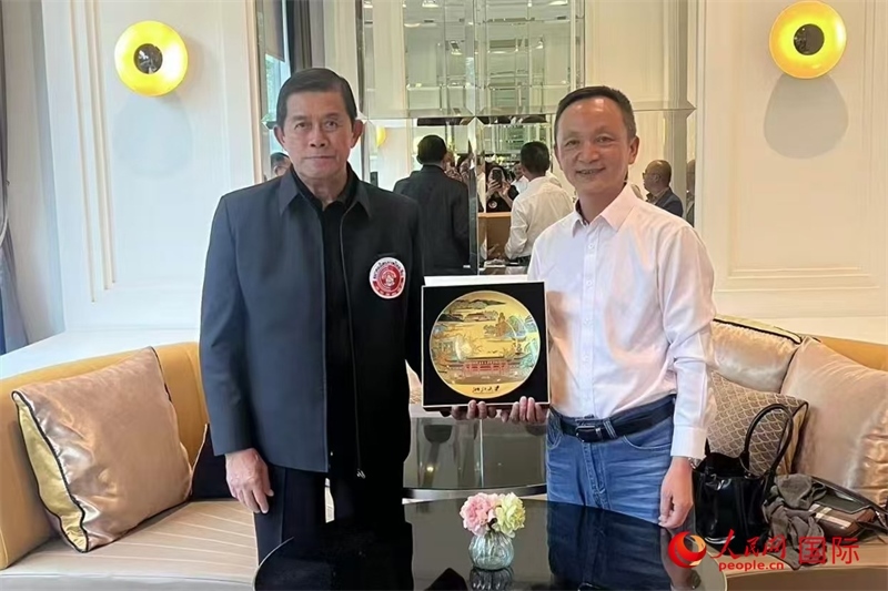 泰中友好協(xié)會(huì)會(huì)長(zhǎng)、泰國(guó)前副總理功·塔帕朗西（左一）會(huì)見(jiàn)浙大團(tuán)組一行。人民網(wǎng)記者 簡(jiǎn)承淵攝