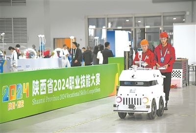 參賽選手在陜西省2024職業(yè)技能大賽新能源汽車智能化技術(shù)賽項比賽中。新華社記者 張博文攝