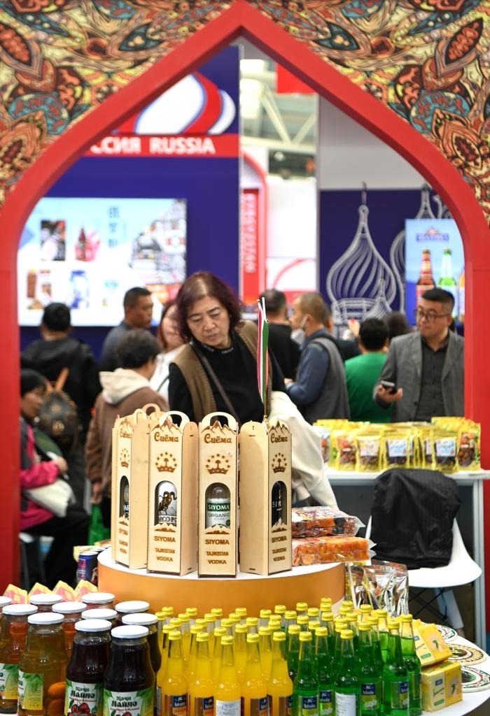 10月25日，觀眾在楊凌農(nóng)高會上合組織國家農(nóng)業(yè)展區(qū)了解農(nóng)產(chǎn)品。新華社記者 鄒競一 攝