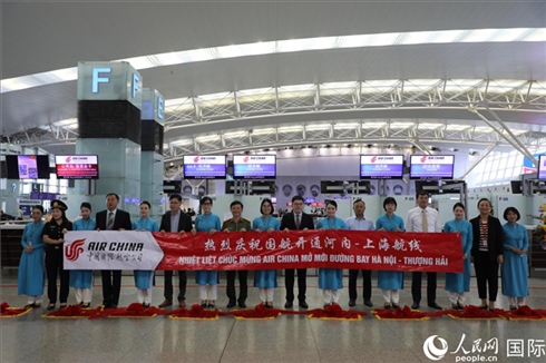 中國駐越南大使館經商處參贊李振民等兩國嘉賓為儀式剪彩。 人民網記者 楊曄攝