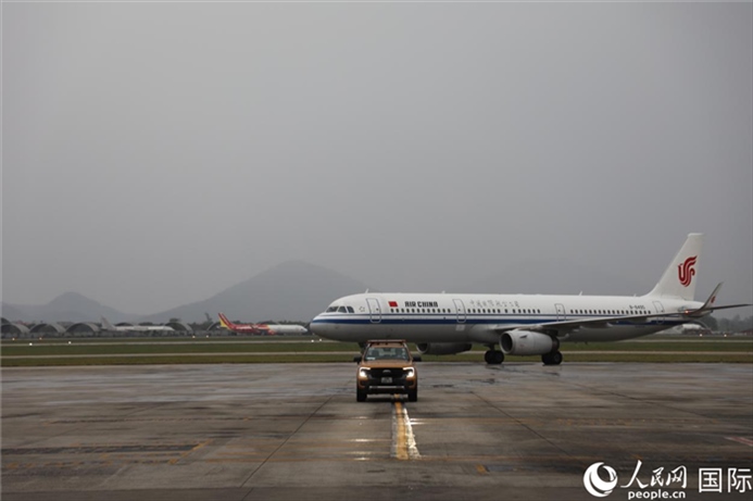 國航上?！觾仁装囡w機抵達河內內排機場。人民網記者 楊曄攝