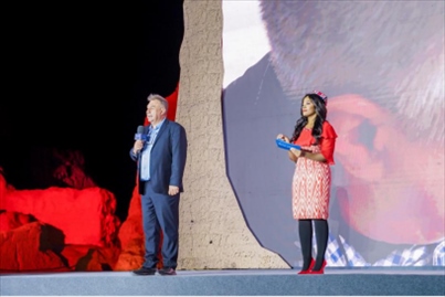 丹尼(左一)在“何以中國·五星出東方”網(wǎng)絡主題宣傳活動現(xiàn)場演講。人民視頻供圖