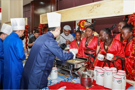 恩賈梅納大學孔子學院的學生們對中國餃子情有獨鐘。主辦方供圖