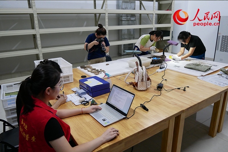 普查隊(duì)員們正在庫(kù)房?jī)?nèi)工作。人民網(wǎng)記者 韋衍行攝