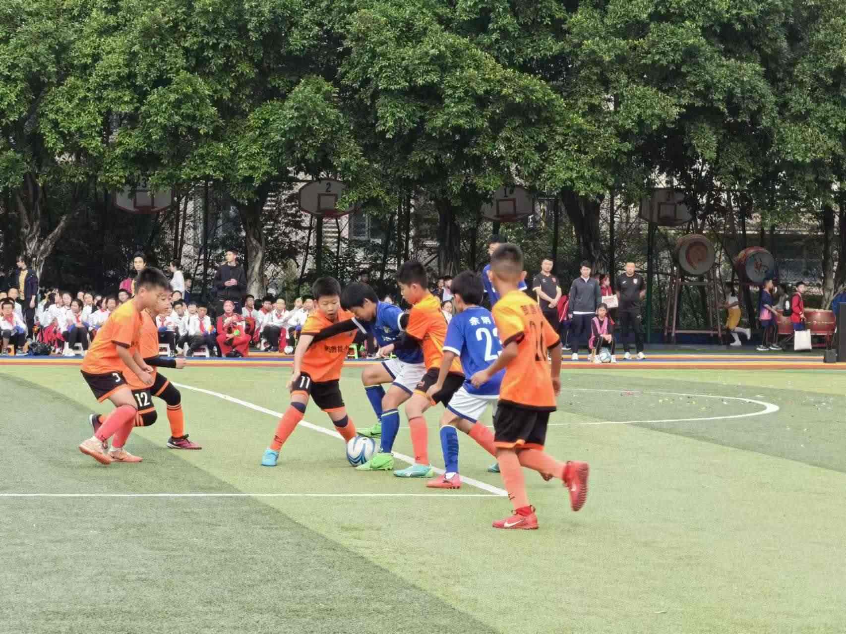 珊瑚魯能小學(xué)的學(xué)生們在進行足球比賽。 人民網(wǎng)記者 楊磊攝