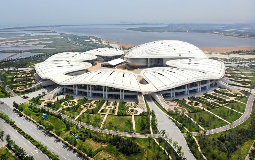 位于中國—上海合作組織地方經(jīng)貿(mào)合作示范區(qū)的青島·上合之珠國際博覽中心（2024年7月18日攝，無人機(jī)照片）。新華社記者李紫恒 攝