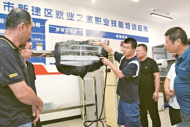 黨的二十屆三中全會(huì)強(qiáng)調(diào)，要健全終身職業(yè)技能培訓(xùn)制度。圖為2024年9月12日一位老師在給學(xué)員進(jìn)行家電清洗技術(shù)培訓(xùn)。 新華社記者 萬象/攝