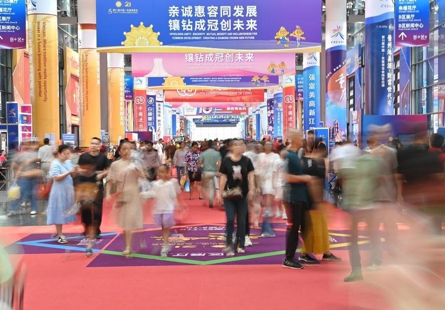 2024年9月28日，觀眾在廣西南寧市舉行的第21屆中國—東盟博覽會(huì)上參觀。新華社記者 周華 攝