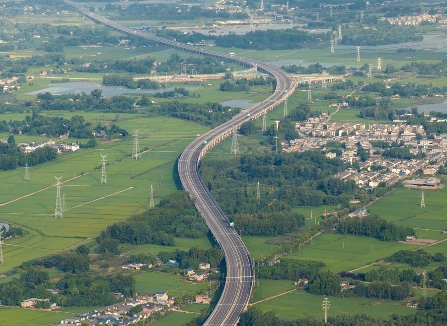 俯瞰四川天府新區(qū)至邛崍高速公路一角（2024年7月2日攝，無人機(jī)照片）。新華社記者 江宏景 攝