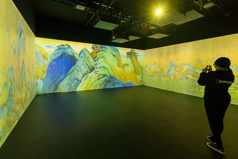 2019年1月29日，上海，市民在“千里江山圖科技藝術(shù)展”上參觀北宋名畫《千里江山圖》的AR全景展示并打卡拍照。