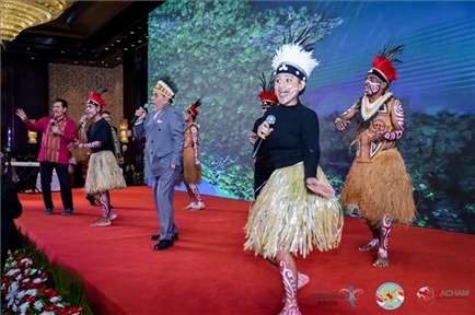 山東濟寧職業(yè)技術學校印尼巴布亞留學生演唱與大使一起演唱巴布亞傳統(tǒng)歌曲。印尼駐華大使館供圖