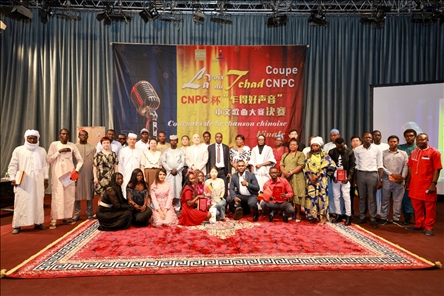 選手、評委、組委會工作人員共同與頒獎嘉賓合影。中國石油非洲公司供圖