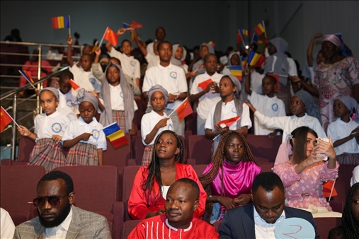 現(xiàn)場觀眾與決賽選手熱情互動。中國石油非洲公司供圖