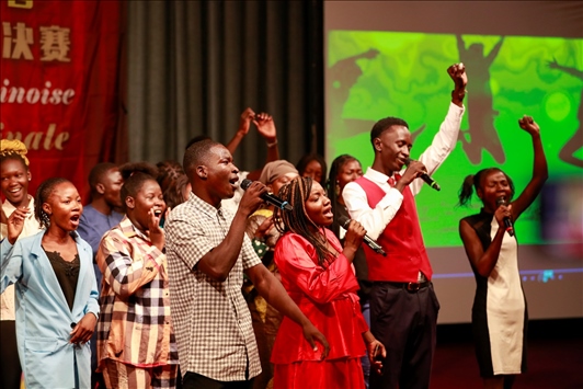 孔子學院的同學們演唱中文歌曲《明天會更好》。中國石油非洲公司供圖