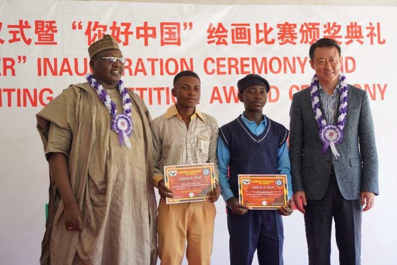 中國(guó)駐尼日利亞大使于敦海（右一）等為獲獎(jiǎng)學(xué)生頒獎(jiǎng) 尼日利亞中國(guó)文化中心供圖