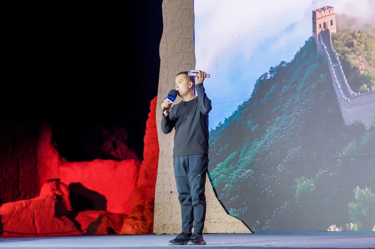 李剛在“何以中國·五星出東方”網(wǎng)絡主題宣傳活動現(xiàn)場演講。人民視頻供圖