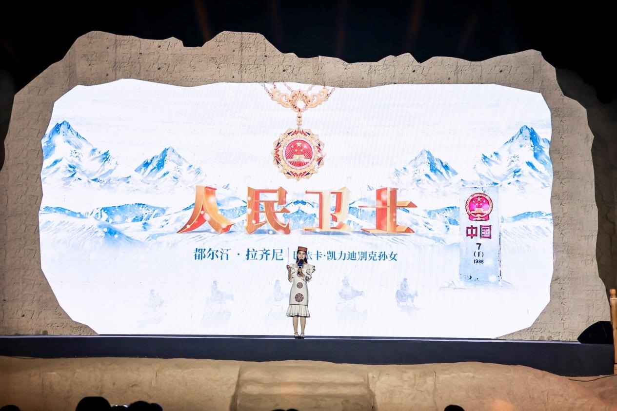 都爾汗·拉齊尼在“何以中國·五星出東方”網(wǎng)絡主題宣傳活動現(xiàn)場演講。人民視頻供圖