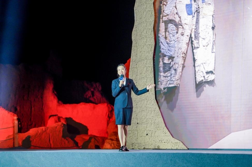 顧晨葉在“何以中國·五星出東方”網(wǎng)絡主題宣傳活動現(xiàn)場演講。人民視頻供圖