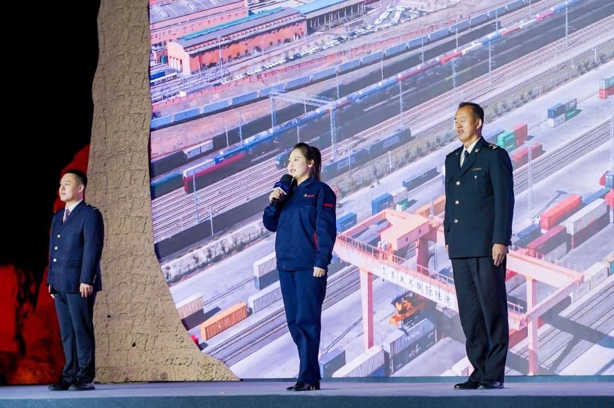 早吾扎?哈力賽（左二）在“何以中國·五星出東方”網(wǎng)絡主題宣傳活動現(xiàn)場演講。人民視頻供圖