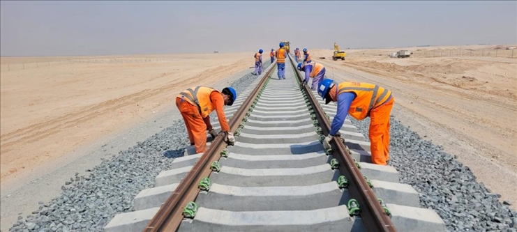 阿提哈德鐵路二期A標(biāo)項(xiàng)目施工中。中建中東供圖