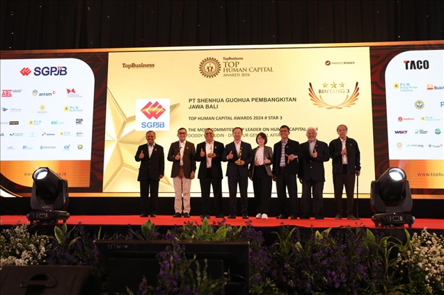 國能印尼爪哇發(fā)電公司董事長趙志剛（左四）與其他獲獎(jiǎng)?wù)吆嫌?。國能印尼爪哇發(fā)電公司供圖