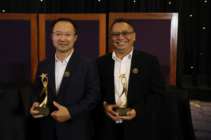 趙志剛與多迪獲獎(jiǎng)后合影。國能印尼爪哇發(fā)電公司供圖