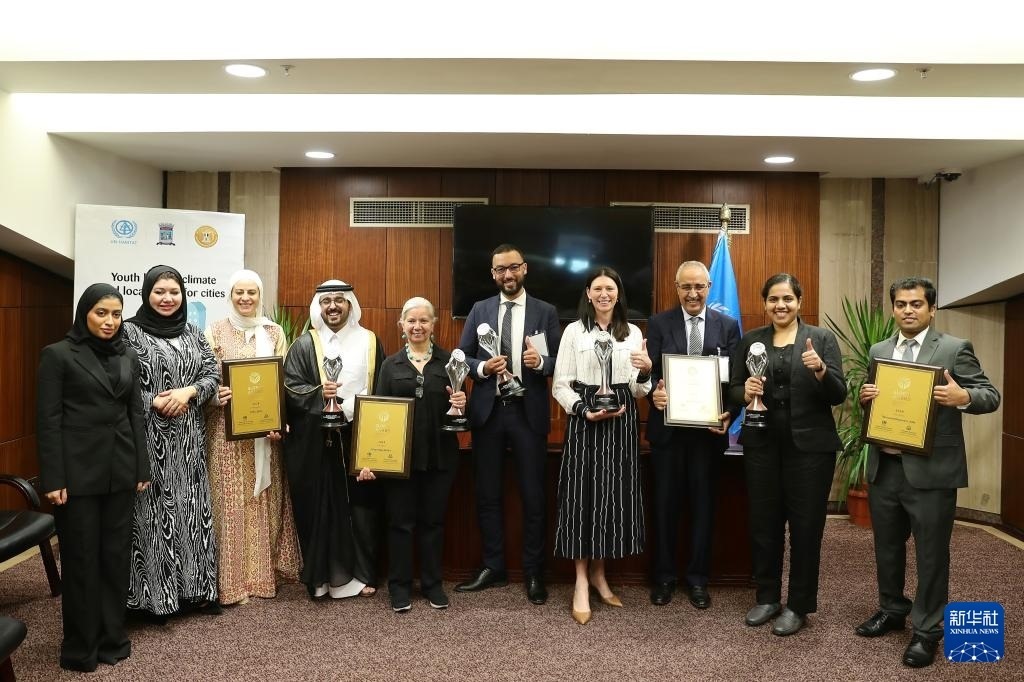 10月31日，在埃及亞歷山大，獲得第二屆全球可持續(xù)發(fā)展城市獎（上海獎）的城市代表合影。新華社記者 王東震 攝