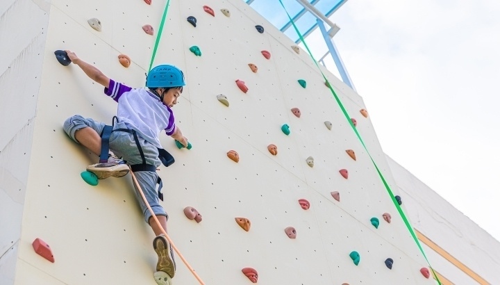 浙江臺(tái)州，正在學(xué)習(xí)攀巖課程的小學(xué)生