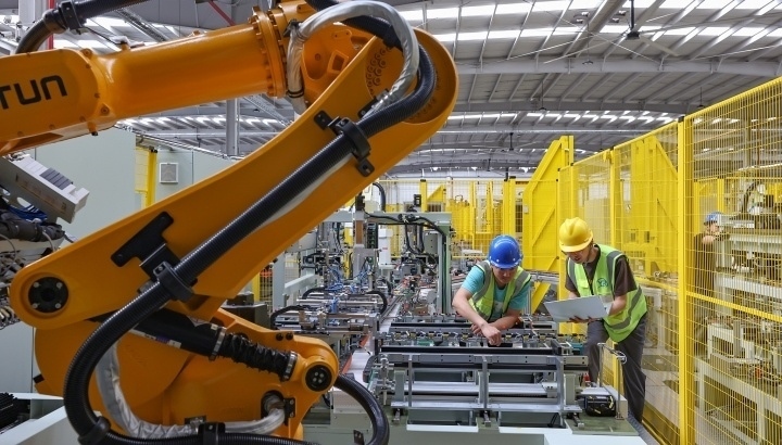 江蘇昆山，智能生產(chǎn)線(xiàn)上人機(jī)協(xié)同作業(yè)