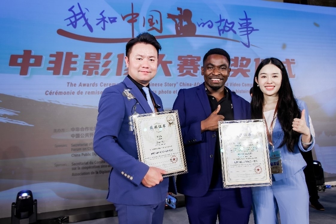 王曉樂（中）與其他嘉賓合影。主辦方供圖