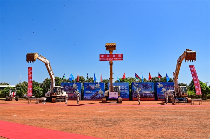 工程機(jī)械特技展示。王軍杰攝