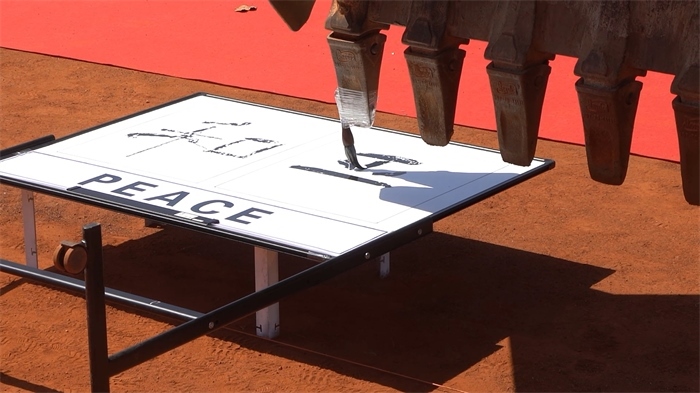 工程機(jī)械表演寫書法。王皓宇攝