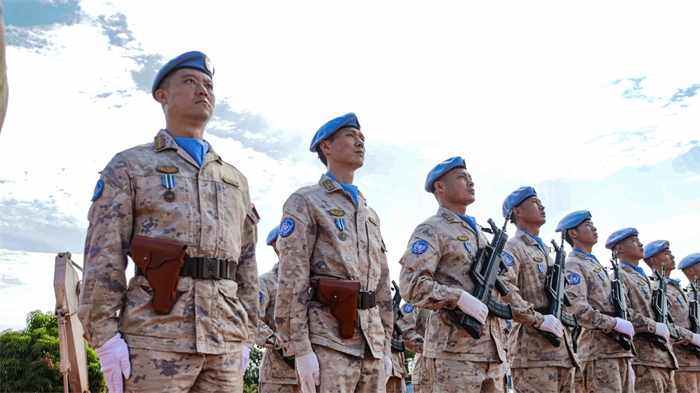 維和官兵整齊列隊(duì)。鄧原淘攝