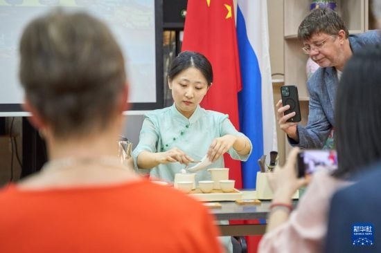 這是11月2日在俄羅斯符拉迪沃斯托克的活動現(xiàn)場拍攝的茶藝表演。新華社發(fā)（郭飛洲攝）