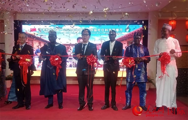 嘉賓們?yōu)橛耙曊共ピ禄顒蛹舨?。人民網(wǎng)記者 姜宣攝