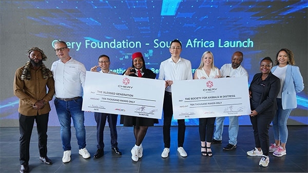 捐贈(zèng)合影。奇瑞國(guó)際南非子公司提供