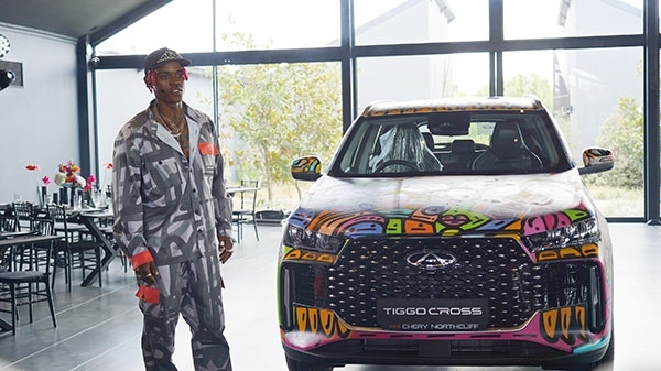 Samurai Farai和其汽車(chē)噴繪作品。人民網(wǎng) 張茜攝