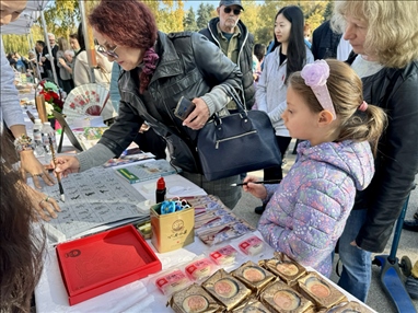 活動現(xiàn)場外賓體驗中國書法。 中國駐保加利亞大使館供圖。