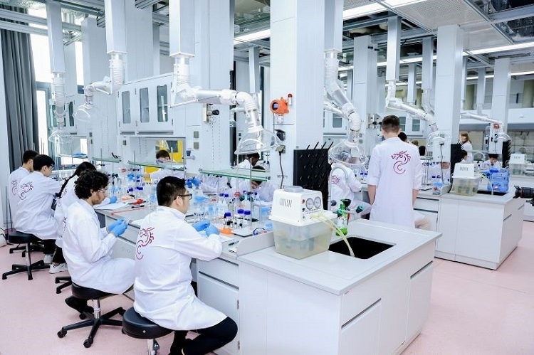 中外學(xué)生同堂做實(shí)驗(yàn)。深北莫供圖