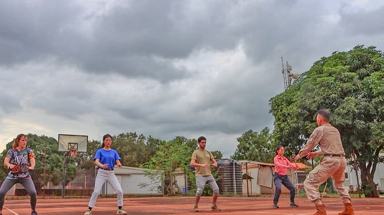 認(rèn)真學(xué)習(xí)動(dòng)作。孫亞斌 攝