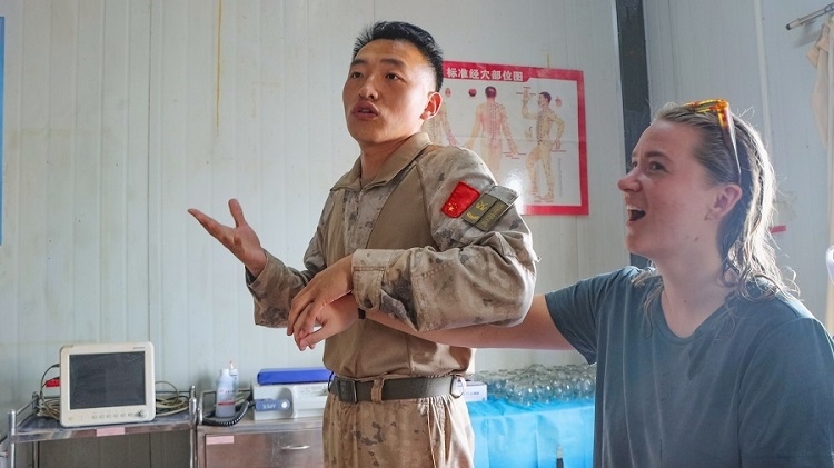 體驗(yàn)中醫(yī)針灸。羅詩(shī)穎攝